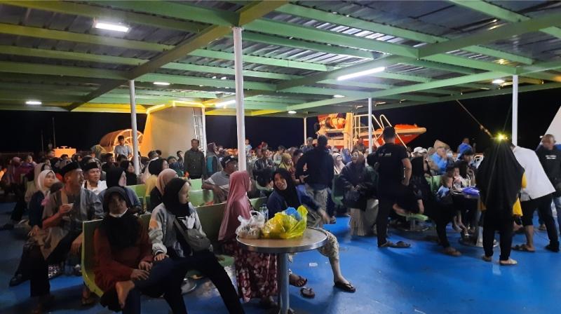 Bagian atas kapal di lantai atau deck tengah tampak KMP SMS Sagita ramai penumpang pada keberangkatan dari Bakauheni menuju Merak pada Ahad (4/8/2024) malam.