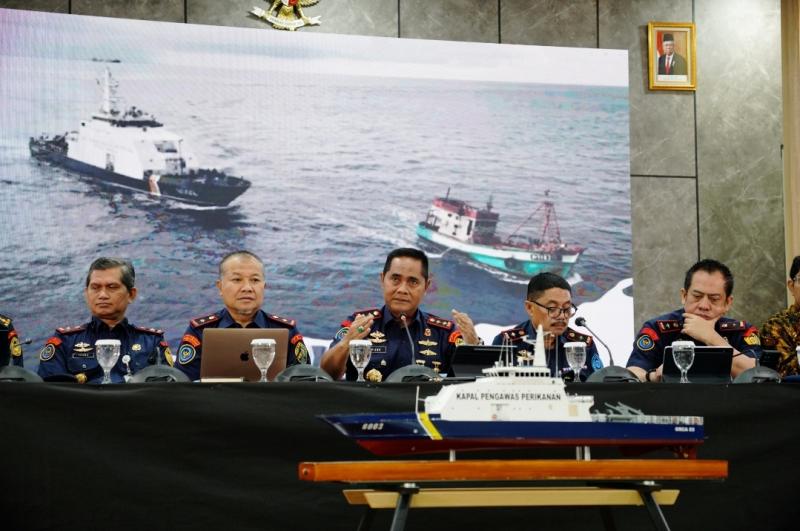 Direktur Jenderal Pengawasan Sumber Daya Kelautan dan Perikanan (PSDKP), Dr. Pung Nugroho Saksono, A.Pi., M.M. (tengah) didampingi jajaran eselon II lingkungan Ditjen PSDKP saat Konferensi Pers Kinerja Pengawasan Sumber Daya Kelautan dan Perikanan Semester I Tahun 2024 di Media Center KKP.