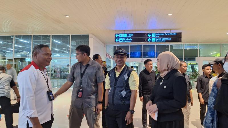 Capt Leon saat meninjau Bandara Sepinggan, Balikpapan. Foto istimewa