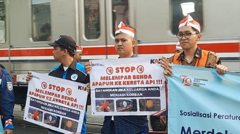 Komunitas pecinta kereta api ikut andil dalam sosialisasi keselamatan di perlintasan sebidang yang dilakukan KAI Daop 1 Jakarta di dekat Stasiun Pasar Senen, pada Jumat (16/8/2024).