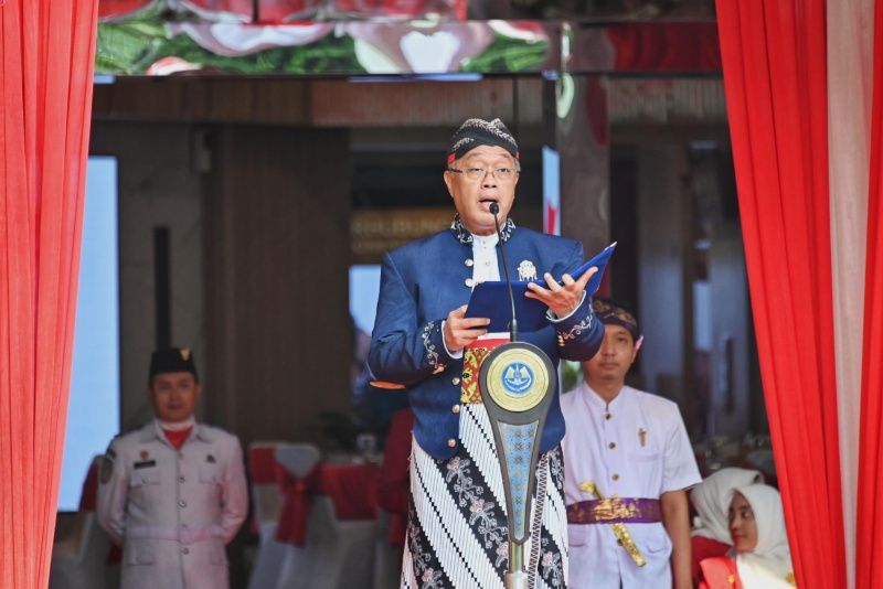 Seajen Novie saat pimpin Upacara HUT ke-79 RI di Kantor Kemenhub
