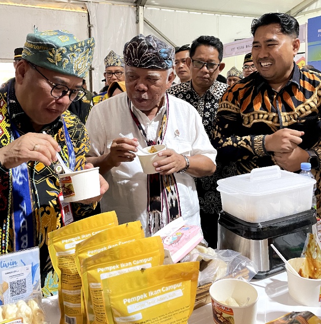 Menteri PUPR yang juga selaku Plt Kepala Otorita IKN mengunjungi stan binaan Angkasa Pura II di IKN Expo 2024