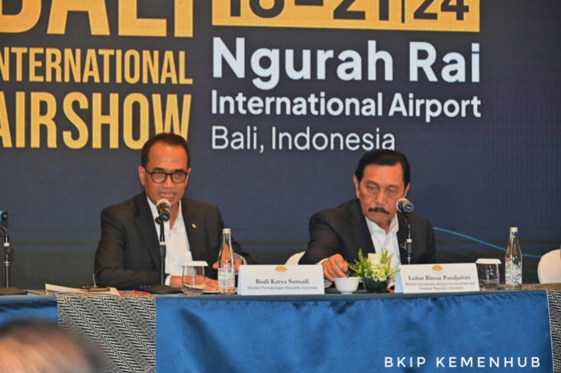 Menko Marves Luhut Binsar Pandjaitan dan Menhub Budi Karya