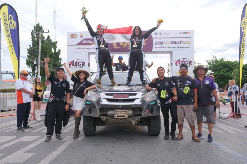 Lody Natasha dan Sasty Laksamana dalam closing ceremony AXCR 2024 (Foto:Toyota Gazoo)