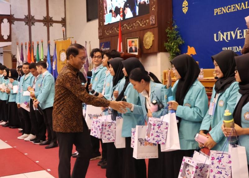 Dirut KAI, Didiek Hartantyo membagikan botol isi ulang/tumbler ke Mahasiswa UNS pada Selasa (21/8/2024).