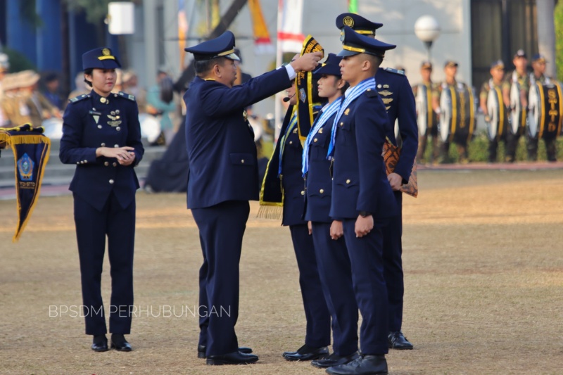 Kepala BPSDMP saat mewisuda lulusan PTDI-STTD