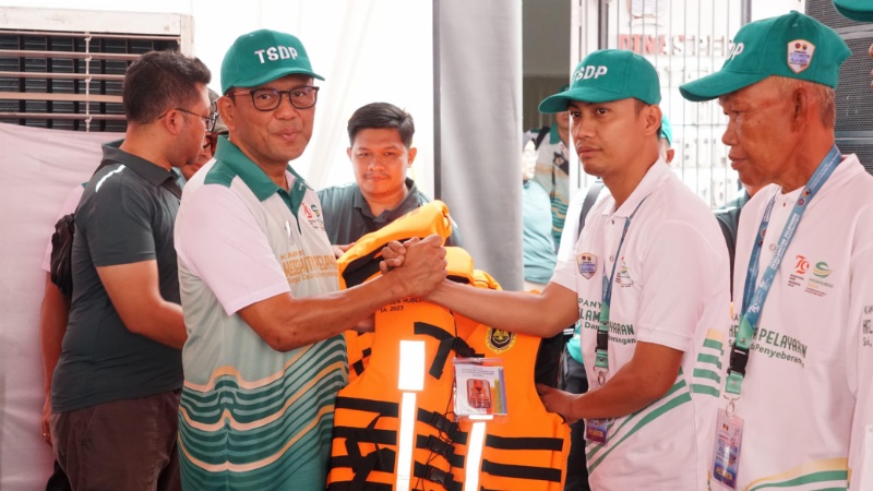 Pembagian jaket pelampun secara simbolis oleh Dirjen Hubdat di Palembang