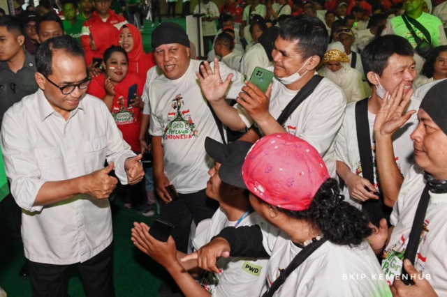 Menhub berbincang dengan masyarakat di sela kegiatan Grab Ijdpnesia