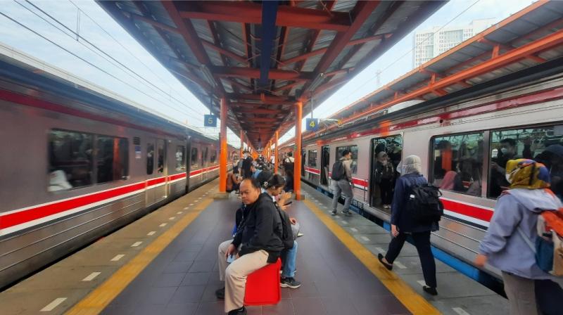 Suasana di peron keberangkatan KRL Commiterline Stasiun Bekasi, Rabu (28/8/2024).