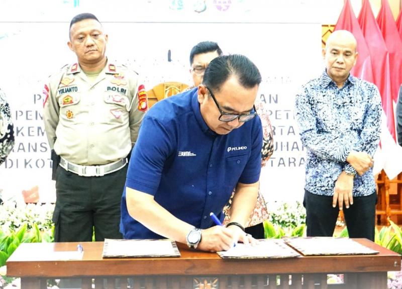 EGM Pelindo 2 Tanjung Priok Adi Sugiri, saat teken kesepakatan bersama. Foto istimewa/Regional 2 Tanjung Priok