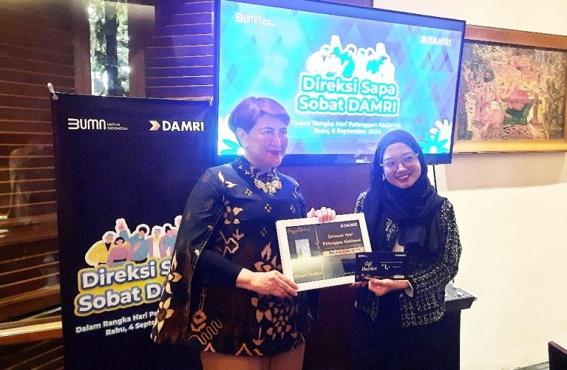 Dirut Perum Damri Setia N. Milatia Moemin dalam pertemuan memberikan cendramata kepada pelanggan setia pada Harpelnas di Jakarta, Rabu (4/9/2024).