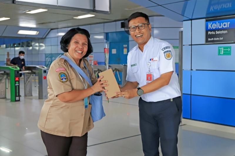 KAI Commuter memberikan hadiah menarik bagi penumpang Commuter line pada Hari Pelanggan Nasional, Rabu (4/9/2024).