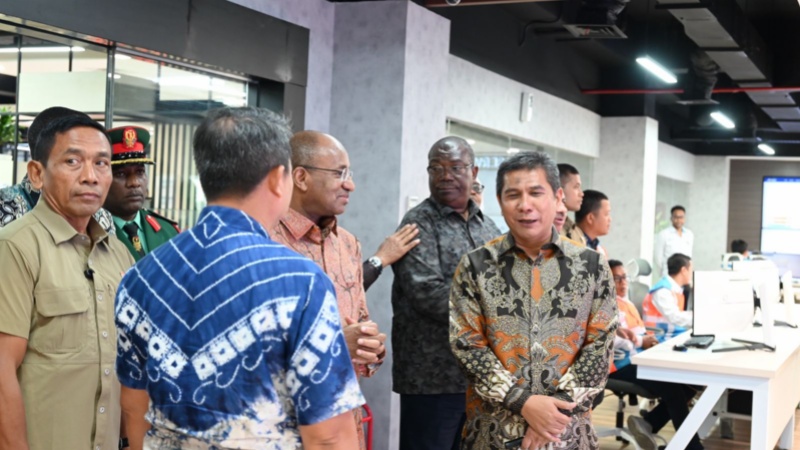 Dirut Pelindo dan Presiden Zanzibar saat meninjau ruang kontrol pperasional Pelabuhan Tanjung Priok