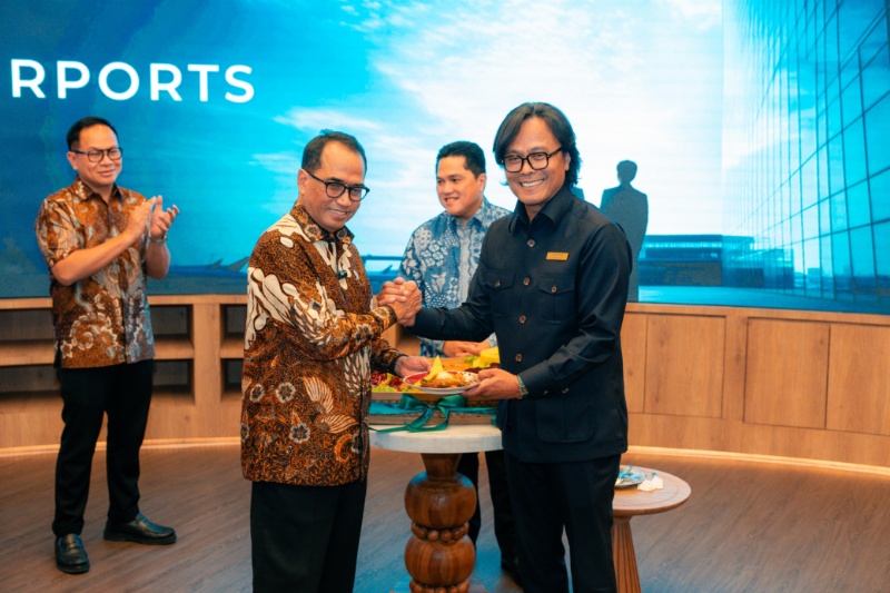 Menhub beri potongan tumpeng syukuran pada Dirut InJourney
