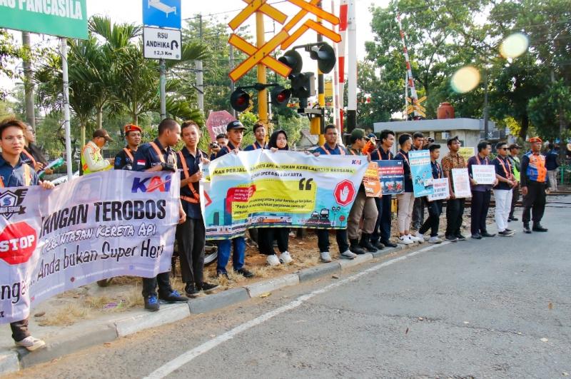 KAI Daop 1 Jakarta bersama stakholder melakukan sosialisasi tema Berteman demi keselamatan perjalanan kereta api di perlintasan sebidang. (Foto:KAI Daop 1 Jakarta)