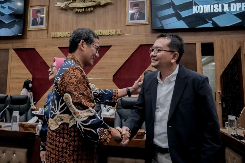 Menparekraf Sandiaga Uno  bersama anggota Komisi X DPR