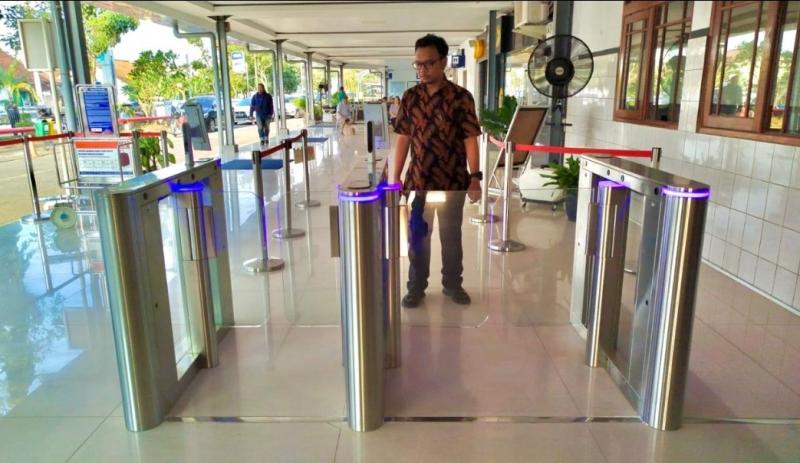 Penumpang saat melakukan boarding menggunakan Face Recognition di Stasiun Medan. (Foto:dok.KAI)