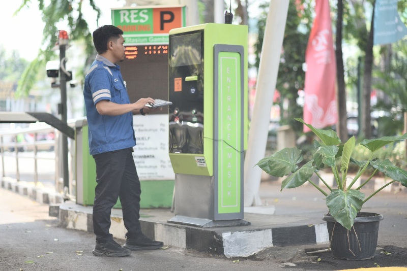 Petugas parkir KAI Services
