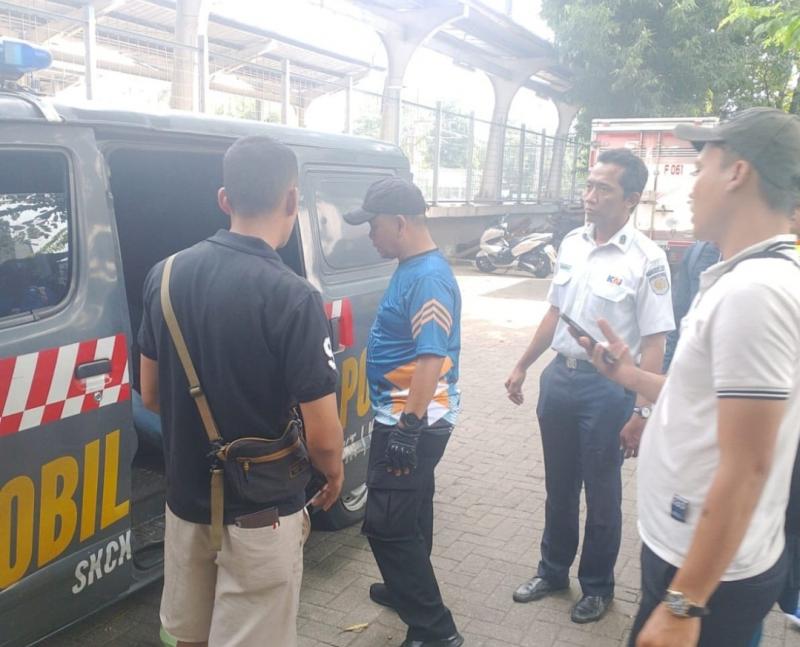Tim keamanan KAI dari Daop 1 Jakarta berhasil meringkus pencuri kabel rel kereta api di Kebayoran.(Foto:KAI daop 1 Jakarta)