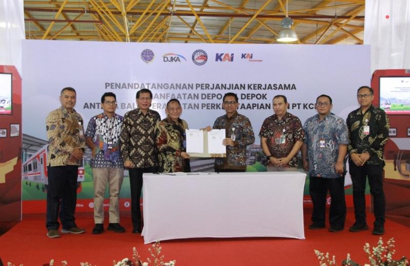 Penandatanganan kerja sama DJKA dengan KAI Commuter tentang pengembangan Depo KRL Depok pada Jumat (13/9/2024).
