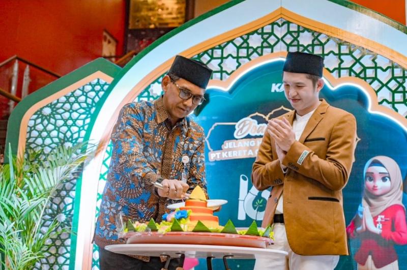 Direktur Utama KAI Commuter Asdo Artriviyanto bersama Ustadz Dennis Liem memotong tumpeng saat kegiatan doa bersama menjelang perayaan hari ulang tahun KAI Commuter pada Jumat (14/9/2024).