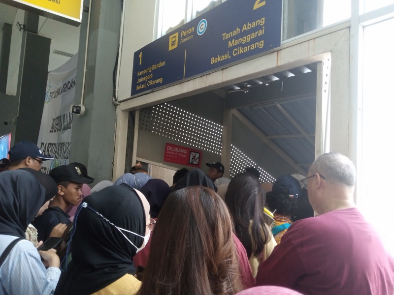 Suasana antrean penumpang di Stasiun Duri
