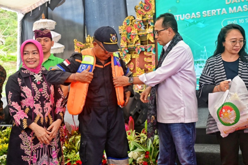 Menhub sematkan Jaket Keselamatan