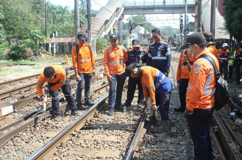 Petugas dari KAI Daop 1 secara berkala melakukan pemeriksaan jalur kereta api untuk memastikan perjalanan KA aman. (Ist)