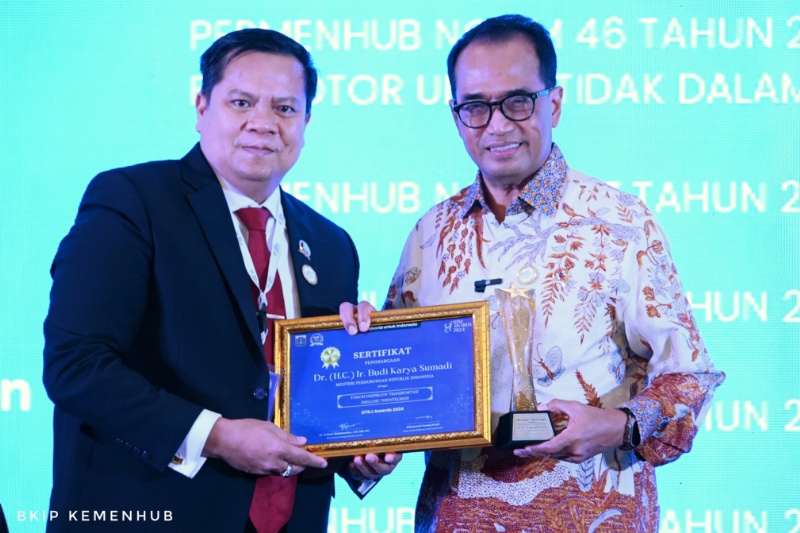 Menhub saat menerima penghargaan