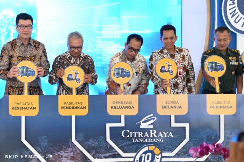 Menhub Budi Karya Sumadi (tengah)