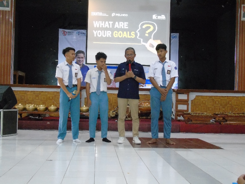 Program Pelindo Mengajar, General Manager TPK Koja , Ali Mulyono bersama pelajar SMA Negeri 1 Jepara. Foto istimewa/TPK Koja