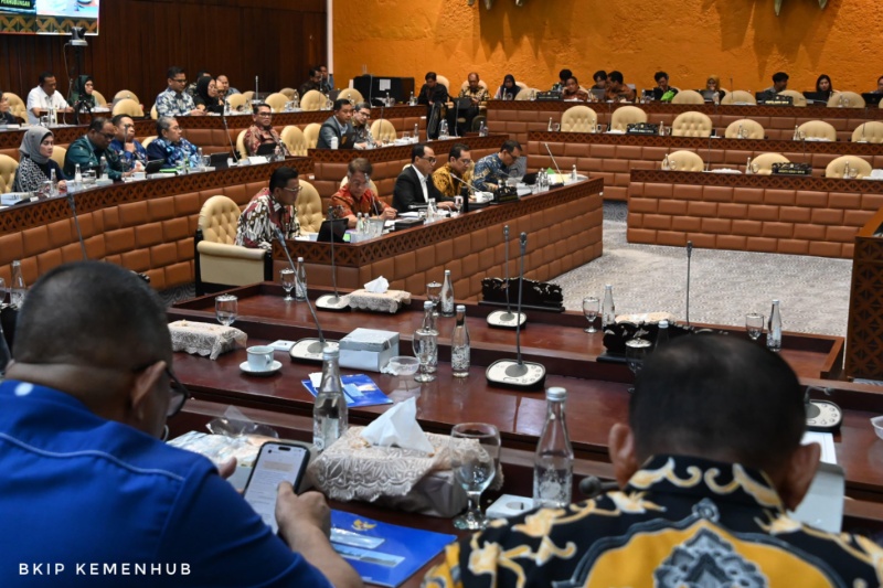 Rapat Kemenhub dan Komisi V DPR