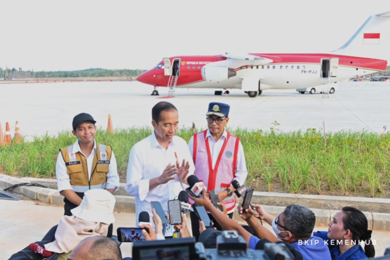 Presiden Joko Widodo bersama Menhub di Bandara Nusantara IKN