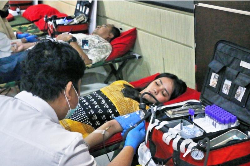 KAI Daop 1 Jakarta melakukan aksi donor darah untuk pekerja, penumpang kereta api masyarakat umum di empat stasiun pada Selasa (24/9/2024).