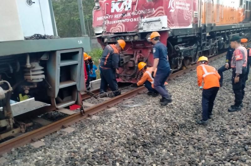 Lokomotif KA Taksaka mengalami kerusakan setelah menghantam truk yang terobos perlintasan sebidang (JPL 714) antara Stasiun Sentolo – Stasiun Rewulu, pada Rabu (25/9/2024) jam 03:52  