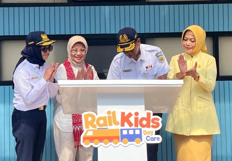 Dirut KAI Didiek Hartantyo saat meresmikan fasilitas Rail Kids Daycare di kantornya, Sabtu (28/9/2024).