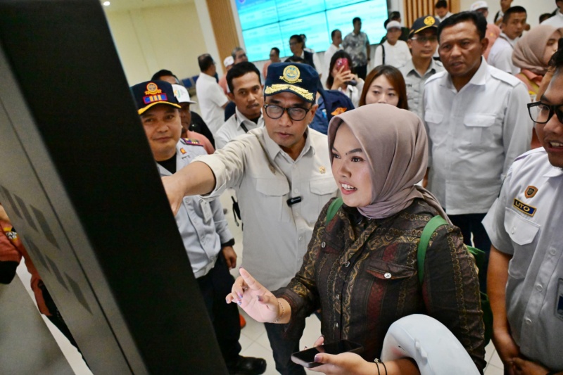 Menhub di Terminal Leuwipanjang, Bandung
