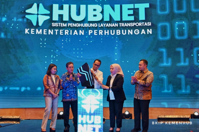 Menhub Budi Karya Sumadi (tengah)
