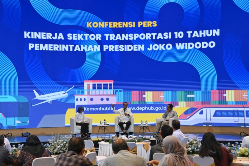 Menhub Budi Karya Sumadi (tengah) saat pemaparan capaian kinerja