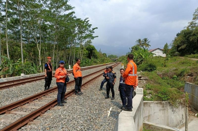 Tim KAI Daop 5 Purwokerto melakukan pemeriksaan lintas untuk memastikan kondisi jalur KA menghadapi musim penghujan. (Foto:dok.KAI)