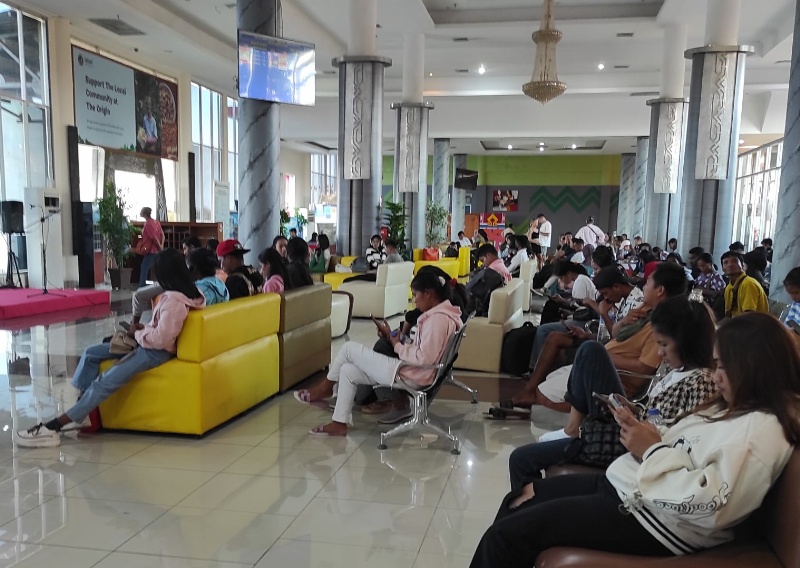 Suasana di Bandara Tambolaka