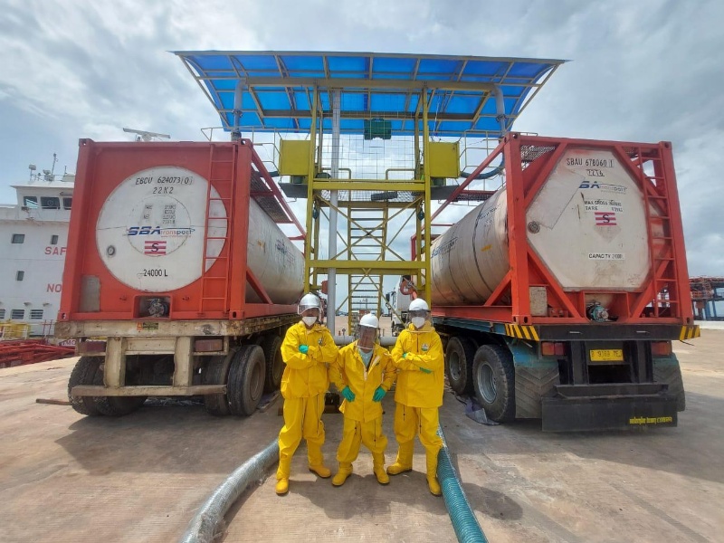 Implementasi HSSE dalam bongkar muat B3 di Terminal Kijing seperti caustic soda sangat penting untuk keselamatan pekerja