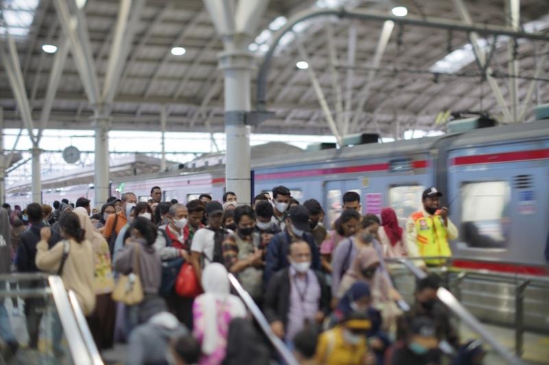 Stasiun Manggarai dipadati penumpang KRL pada Sabtu (5/10/2024).