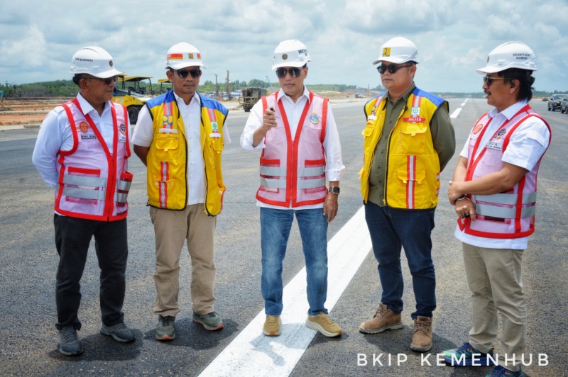 Menhub bersama jajaran di Bandara Nusantara IKN