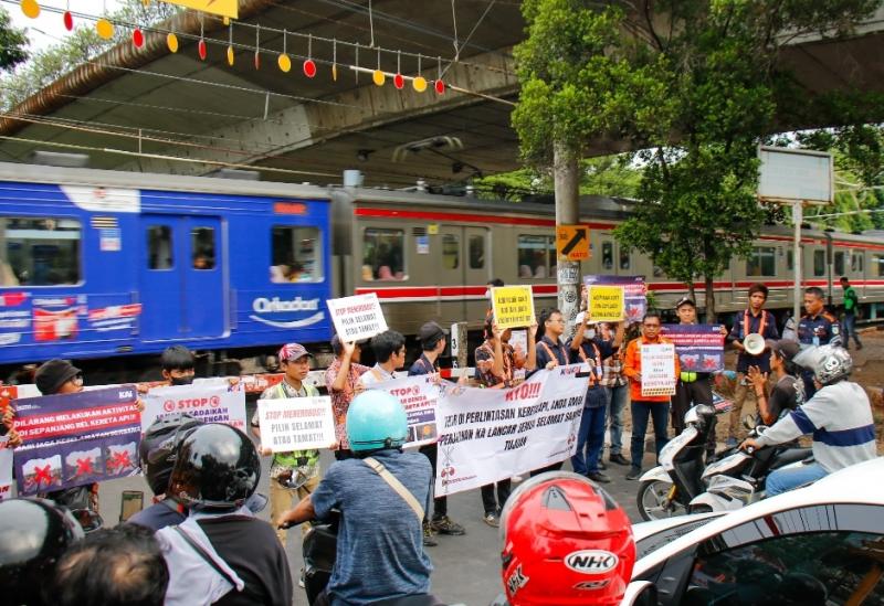 PT KAI Daop 1 Jakarta dan Sadulur Spoor Menggelar Kegiatan Sosialisasi Keselamatan di Perlintasan Sebidang JPL 17 Duren Kalibata, Jakarta Timur pada Ahad (6/10/2024).