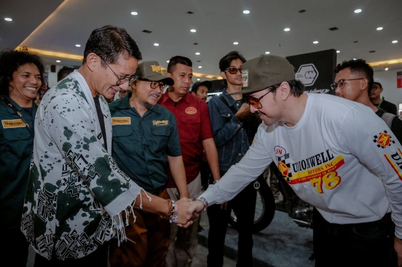 Menparekraf Sandiaga Uno bersama pelaku ekraf di Yogya