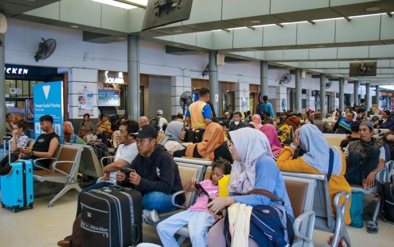 Penumpang kereta api jaral jauh menunggu keberangkatan di Stasiun Pasar Senen. (Foto:dok.KAI Daop 1 Jakarta)