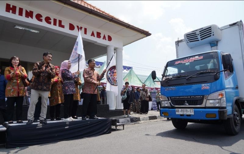 Dirjen PDSPKP,  Penasehat DWP KKP dan  Perwakilan Keraton Yogyakarta (KPH Purbodiningrat) melepas bantuan ikan sebanyak 5,5 ton ikan beku dalam rangka kampanye bertajuk 