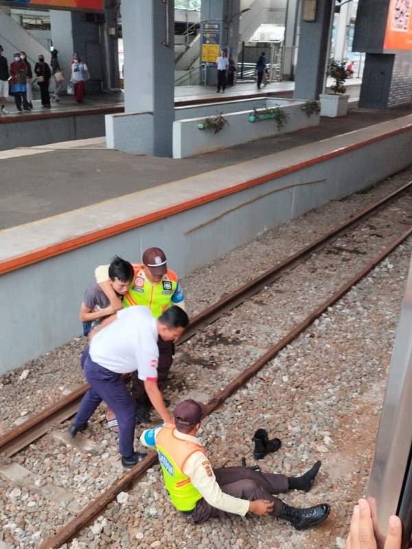 Perugas KAI Services menyelamatkan penumpang pria di Stasiun Depok Baru