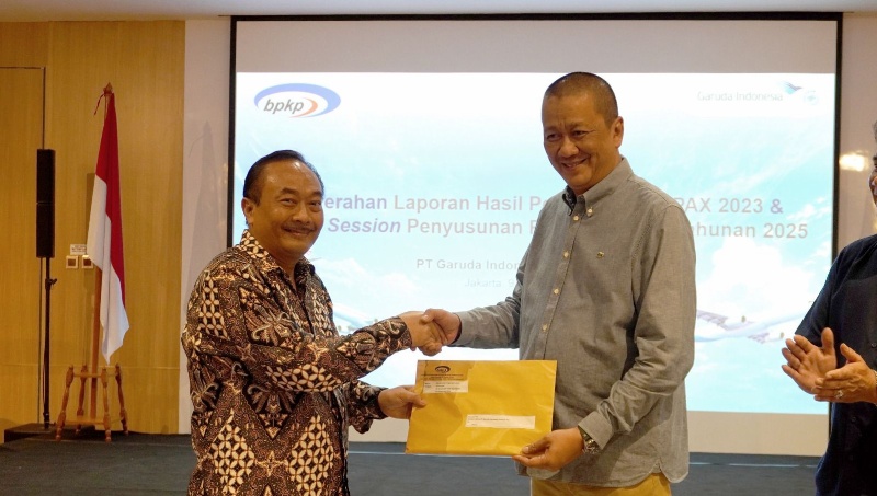 Dirut Garuda Indonesia Irfan Setiaputra saat menerima hasil penilaian BPKP